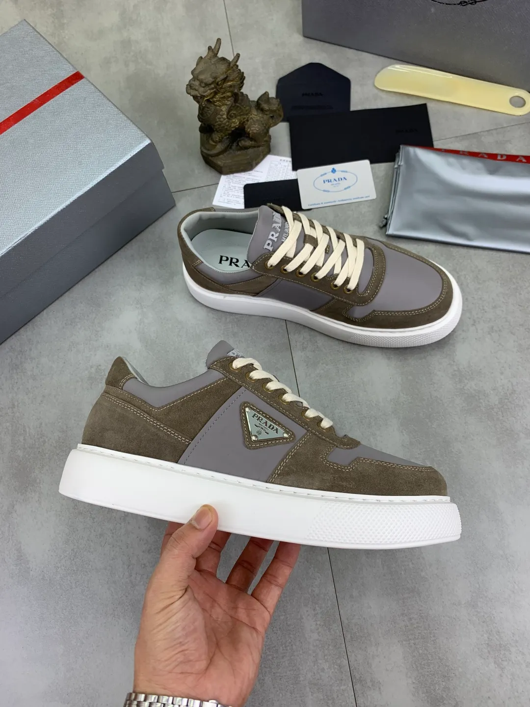 Men's shoes 💰P560💰 [New model] High version official website popular model is on the market, 🆘 Trendy brand (Prada) mainly promotes popular model, avant-garde and versatile fashionable men's shoes private version mold opening, cowhide surface splicing 1:1.. Stylish and simple, original imported cowhide lining cowhide feet; the atmosphere and personality are more fashionable, eye-catching and pursuing class. It will subvert the old idea and be a must-have for fashion trendsetters with you! Must keep it for yourself! Tall and comfortable, large and low, high-end quality workmanship. Code number: 38-44 5⃣️colors available.
